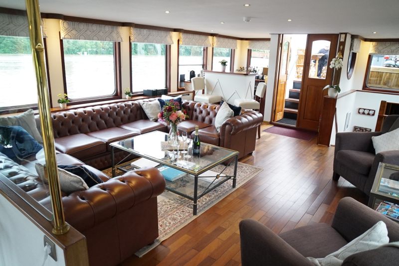 El acogedor Salón de la Barcaza "La Panache" bañada por la luz que entra por sus amplios ventanales CRUCEROS FLUVIALES CANALES DE FRANCIA LA PANACHE CRUCEROS FLUVIALES DE LUJO CANAL DE LA MARNE AU RHIN